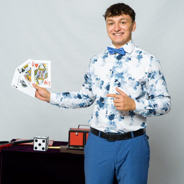 Junge mit blauen Hasen