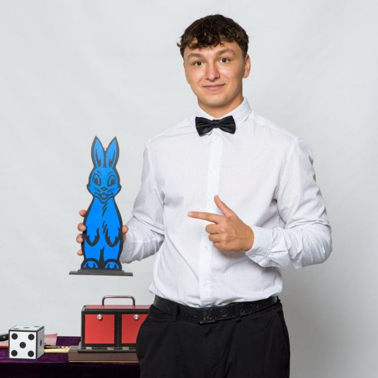 Zauberer mit Giraffen Ballon