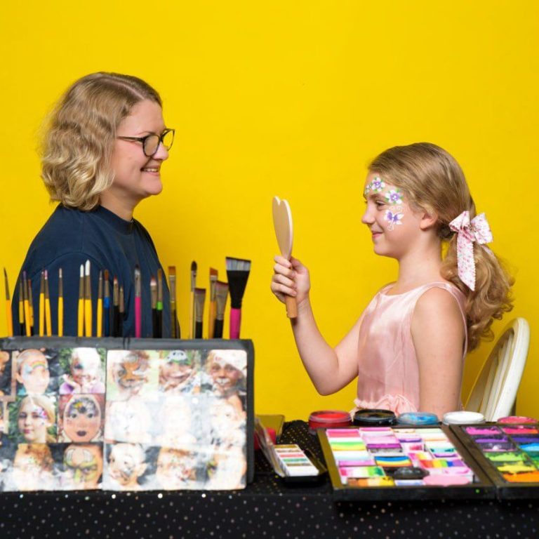 Mädchen mit Kinderschminke