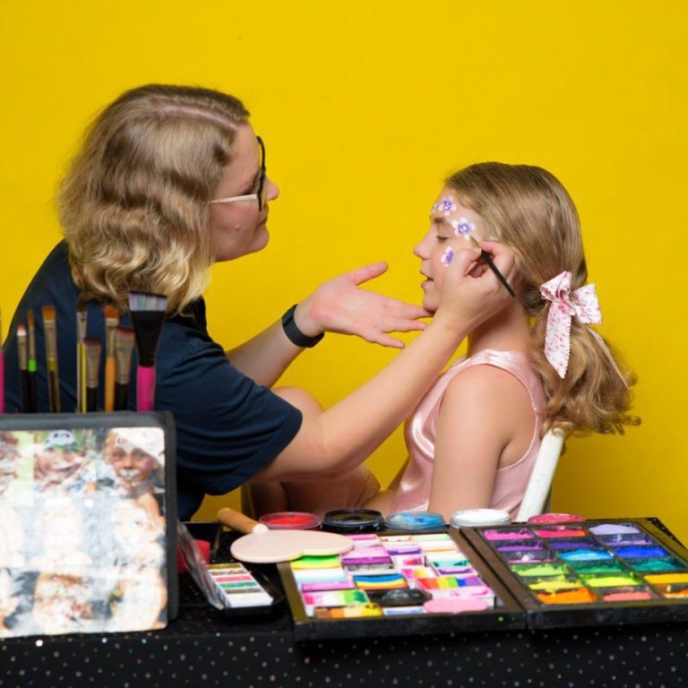 Mädchen mit Kinderschminke