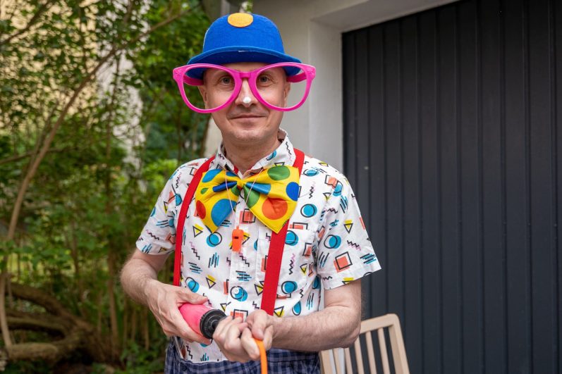 Gruppenbild mit Clown und Zauberer